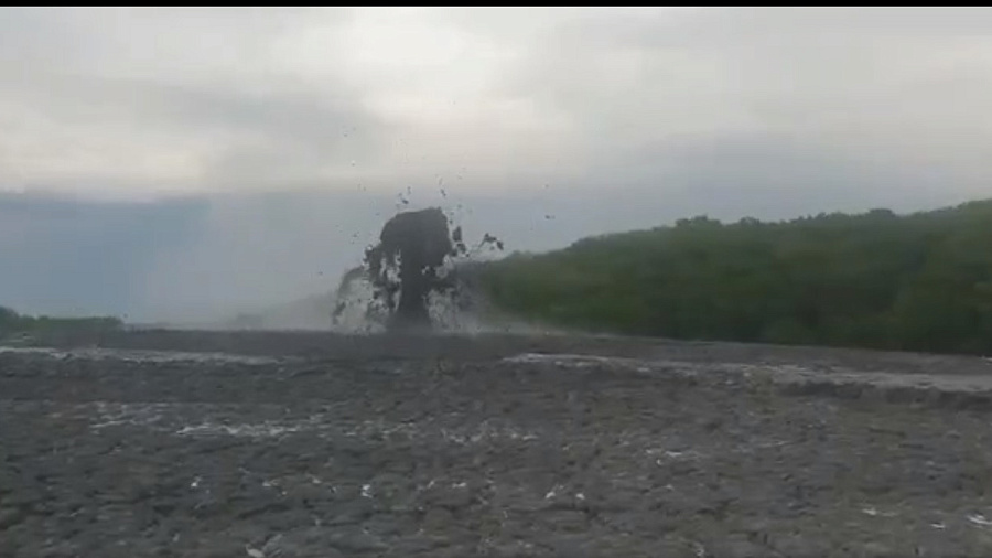 В Краснодарском крае сняли на видео извержение грязевого вулкана