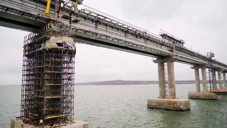 На Крымском мосту между Кубанью и полуостровом завершили монтаж первого железнодорожного пролета