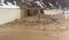 Сель перекрыл дорогу к горнолыжному курорту Сочи