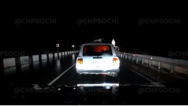 В Сочи камера видеорегистратора сняла, как дерево упало на стоящий в пробке автомобиль