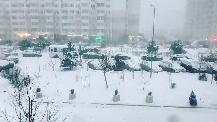 На Краснодар обрушился сильный снегопад (ВИДЕО)