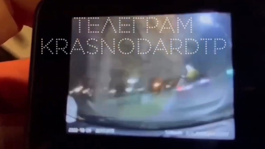 В Краснодаре видеорегистратор из машины, влетевшей в дерево, снял момент жуткого ДТП