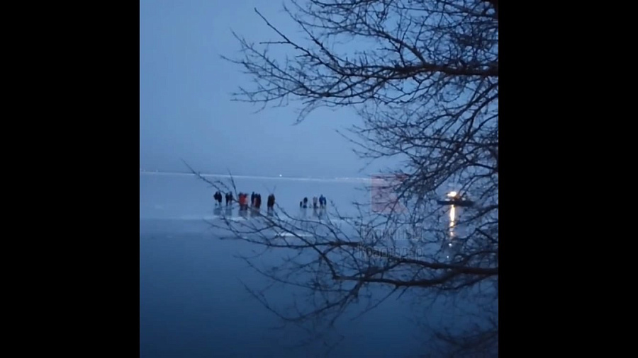 В Таганроге на отколовшихся льдинах унесло 11 детей и их родителей (ВИДЕО)
