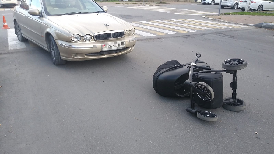 В Новороссийске автомобиль Jaguar сбил на «зебре» женщину с младенцем