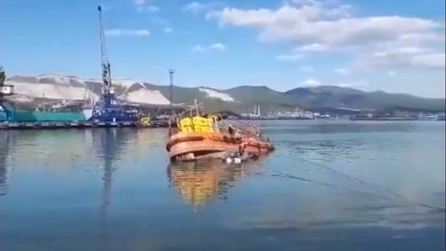 Новороссийцы сняли на видео тонущее судно 