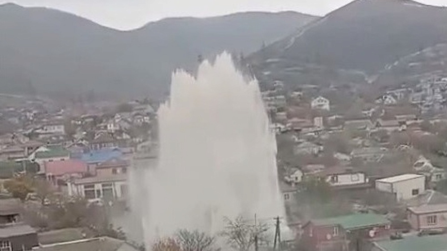 Коммунальный гейзер поднялся на высоту 10 метров и затопил улицы Новороссийска