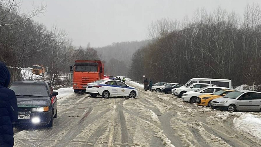 В Туапсинском районе из-за снегопада ограничено движение для грузовиков на Шаумянском перевале