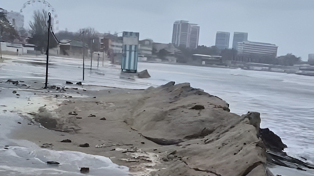 Шторм смыл защитные валы Анапы и затопил пляжи Сочи