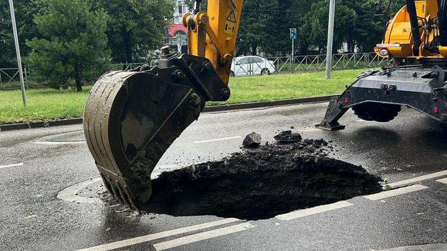 В Краснодаре из-за провала асфальта на улице Тургенева изменилось движение общественного транспорта