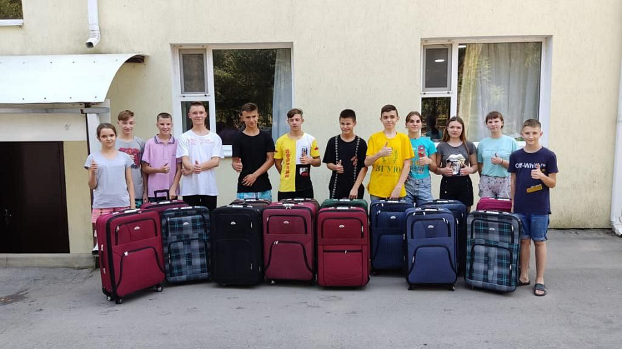 Благотворительный фонд из Краснодара сделал подарки выпускникам детдома, эвакуированного с территории Донбасса