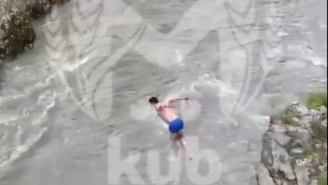 Очевидцы сняли на видео, как краснодарца унесло бурным течением горной реки