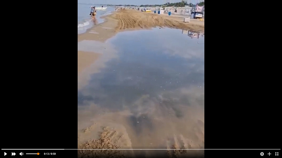 В Анапе туристы продолжают купаться в зловонных стоках несмотря на запрет. Видео
