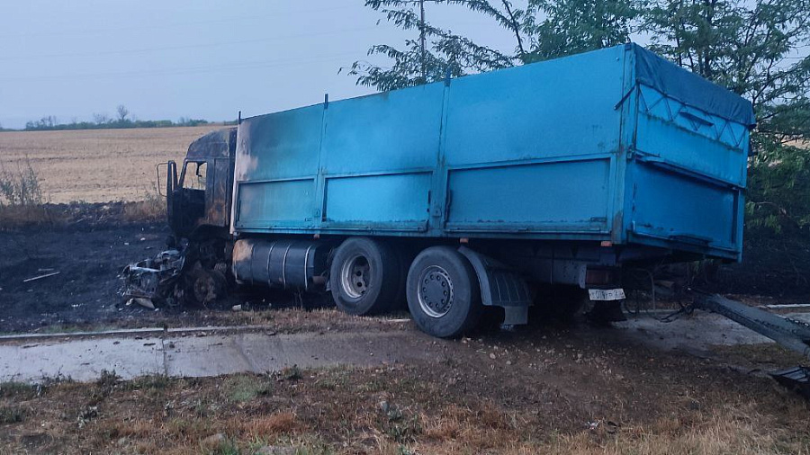 В Краснодарском крае водитель заживо сгорел в легковушке после столкновения с фурой 