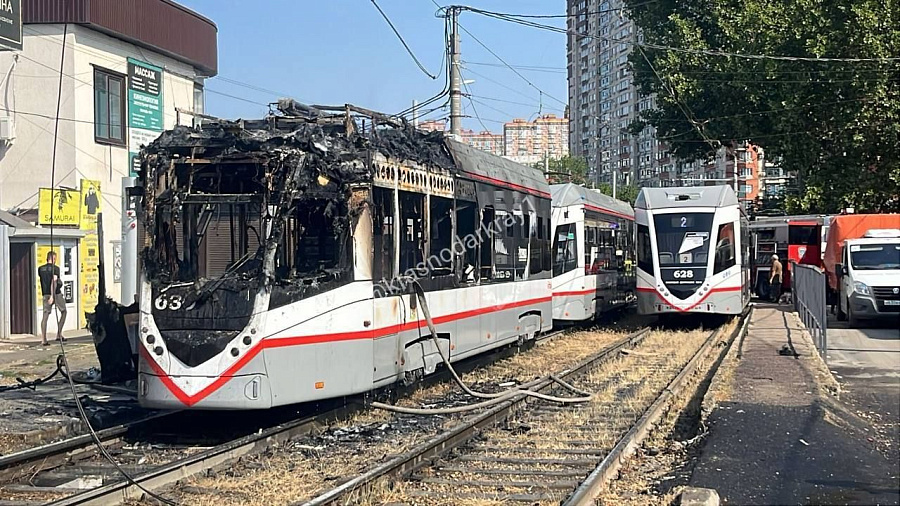 В Краснодаре на улице Декабристов загорелся трамвай: как теперь выглядит транспорт 