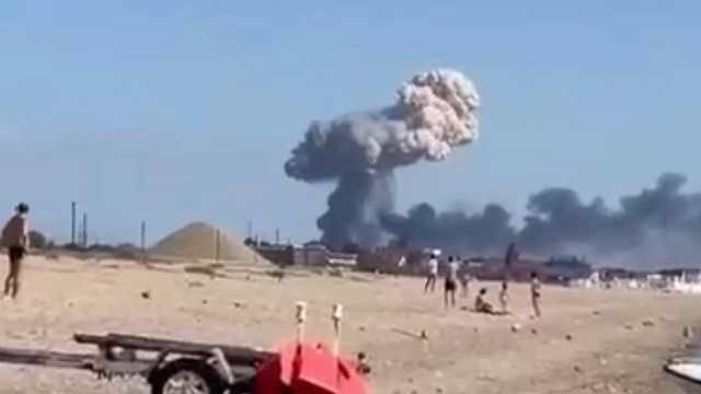 Взрывы в районе Евпатории, пустые пляжи и пробки на выезд из Крыма. Детонация боеприпасов на военном аэродроме Саки напугала отдыхающих и местных жителей 