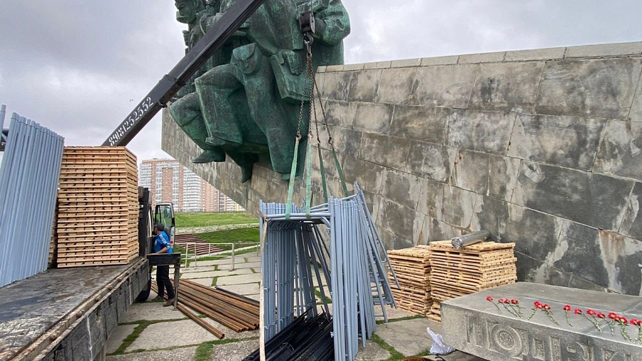 В Новороссийске срочно начали ремонтировать мемориал «Малая земля»