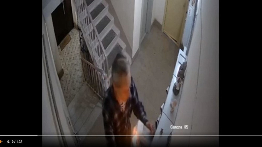 Камера сняла, как житель Новороссийска поджег почтовый ящик и уехал на лифте домой
