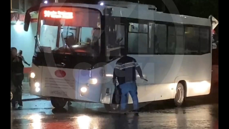 В Сочи разъяренный мужчина напал с лопатой и металлической трубой на автобус