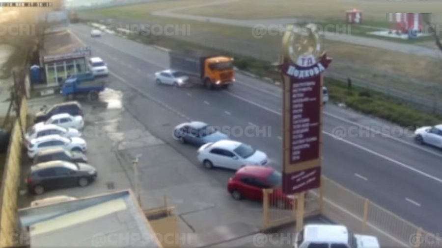 В Сети появилось видео смертельного ДТП в Сочи, в котором грузовик раздавил легковушку