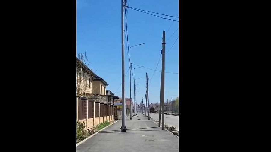 Краснодарцев возмутили столбы посреди нового тротуара на улице Ратной Славы