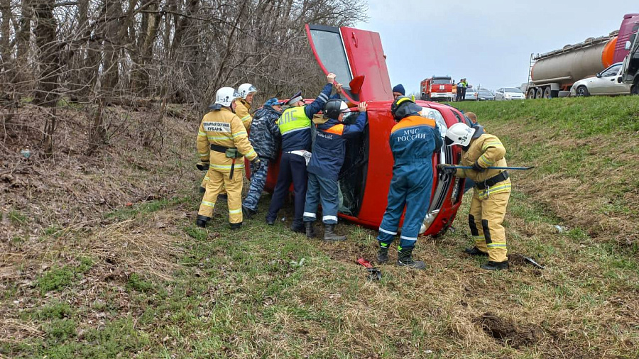 В Краснодарском крае на трассе произошла массовая авария с участием рейсового автобуса