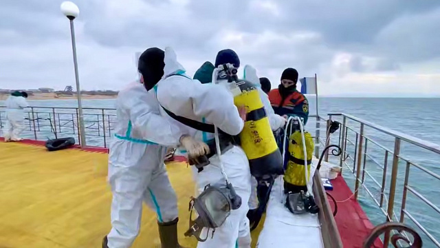 Водолазы МЧС собрали тонну мазута со дна моря в селе Витязево под Анапой