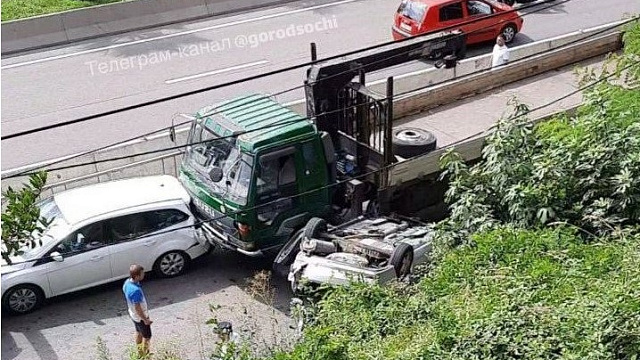 Появились кадры с места крупного ДТП в Сочи, которое устроил водитель манипулятора