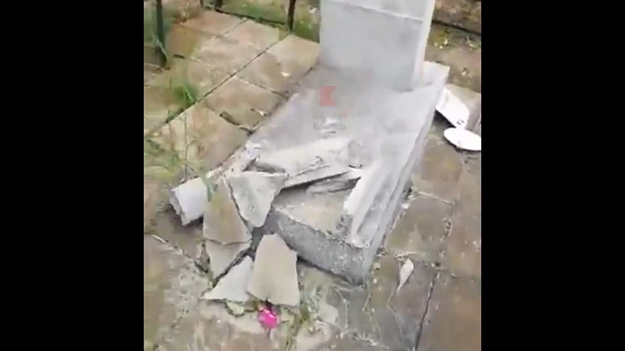 В Краснодаре вандалы разбили около 10 памятников на Славянском кладбище. Видео