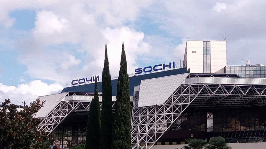 Десятки рейсов задерживаются в аэропорту Сочи из-за непогоды