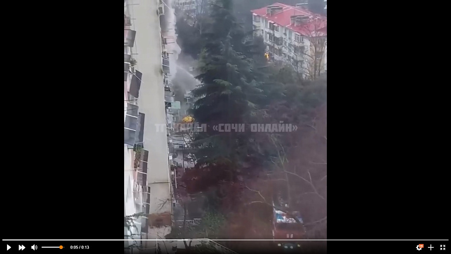 В Сочи сняли на видео тушение пожара в многоквартирном доме на улице Фабрициуса
