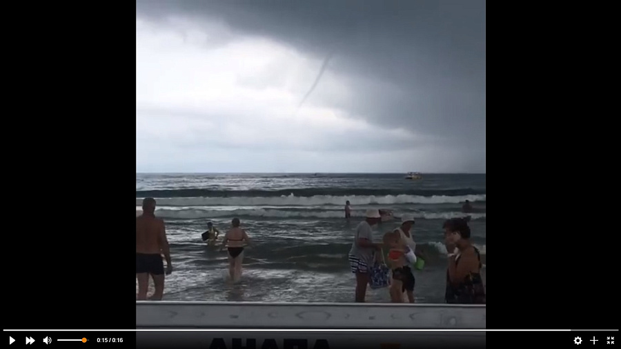 Очевидцы сняли на видео смерч на пляже в Анапе