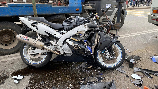 В Ейске мотоциклист на полной скорости врезался в автобус 