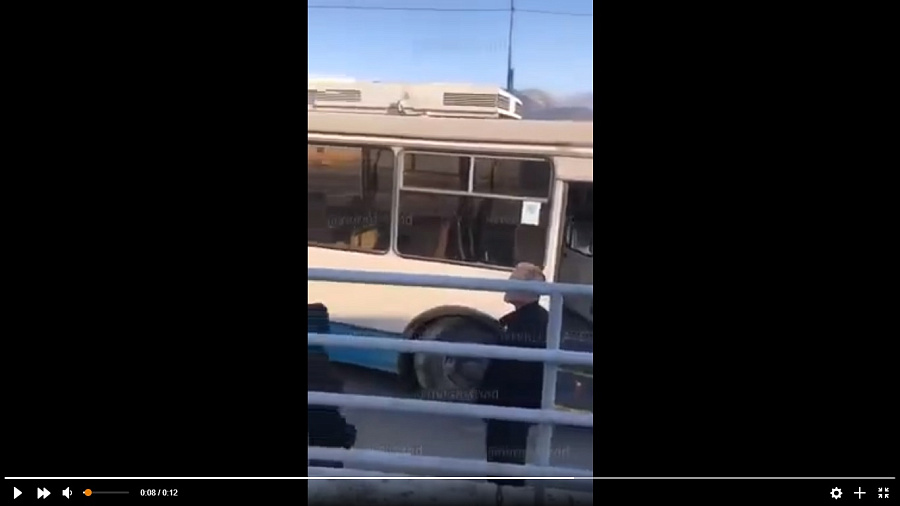В Новороссийске женщина выпала из открытой двери троллейбуса (Видео)