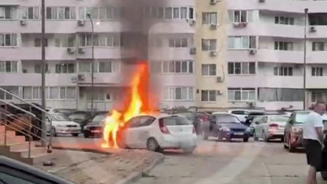 В Сочи на парковке вспыхнул автомобиль 
