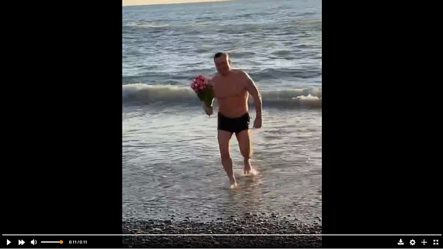 Мужчина в плавках, вышедший из моря с цветами в Сочи, стал героем соцсетей