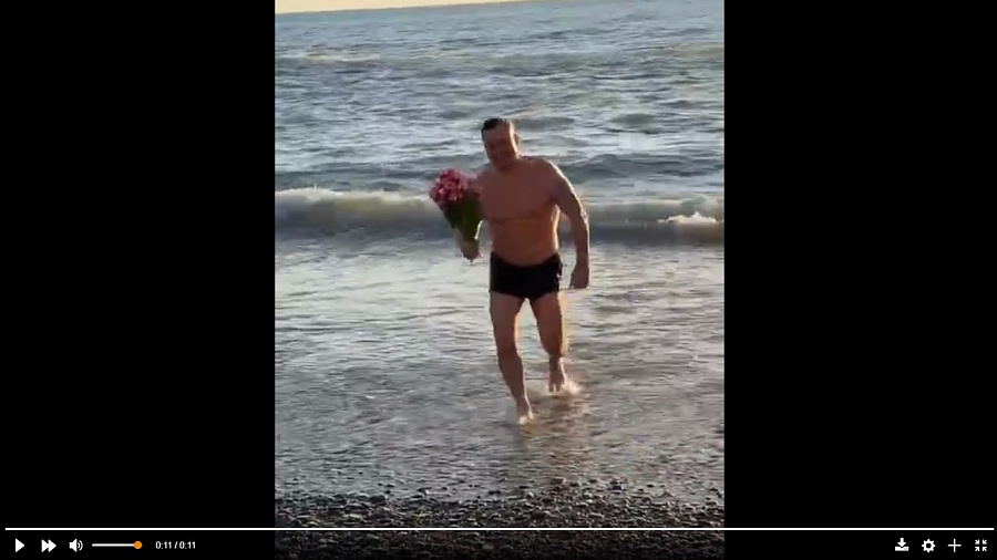 Мужчина в плавках, вышедший из моря с цветами в Сочи, стал героем соцсетей