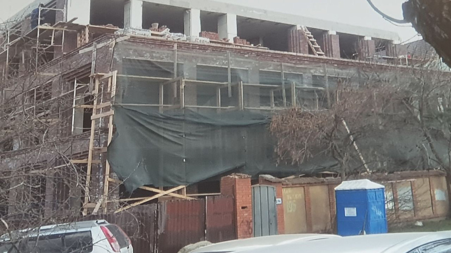 Мэр Краснодара потребовал разобраться с недостроенным зданием на Кубанской Набережной