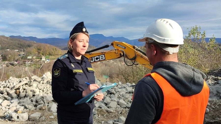 В Сочи снесли двухэтажный самострой по решению суда