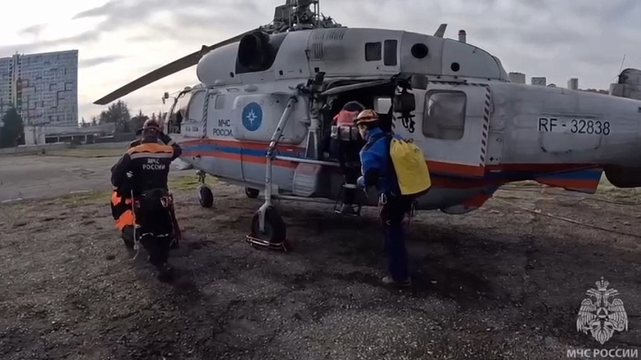МЧС показало на видео спасение застрявших на воздушном шаре туристов под Сочи 