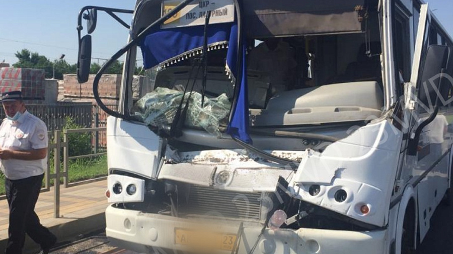 8 человек пострадали в ДТП с маршруткой и грузовиком на Ростовском шоссе в Краснодаре