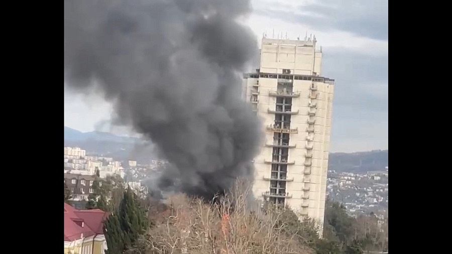 В Сочи огнеборцы тушат масштабный пожар в 3-этажном доме 