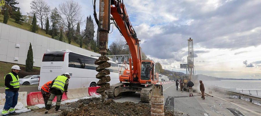 Автомобилистов просят пересесть на поезда из-за сползающей в море трассы Джубга – Сочи