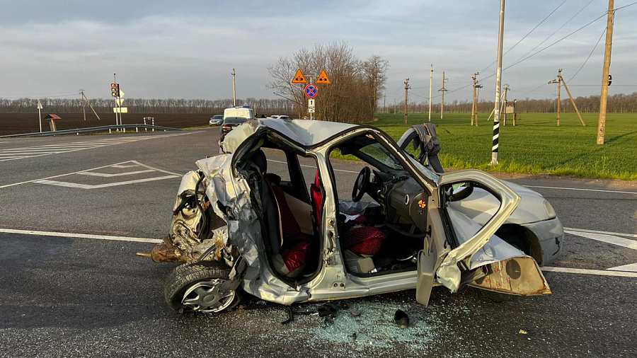 В Краснодарском крае грузовик наехал на стоящую перед светофором иномарку, погибла 1 пассажирка