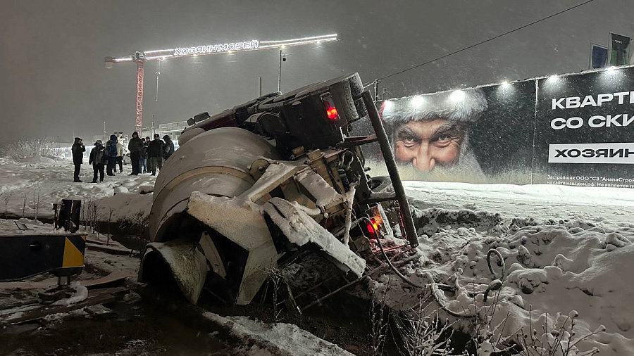 В Анапе опрокинулась строительная бетономешалка