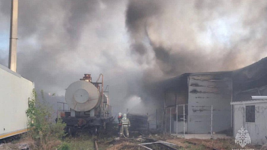В Динском районе на выходных произошел крупный пожар на складе