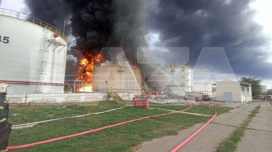 Эвакуировали порядка 300 человек: появились новые подробности пожара на нефтебазе в Феодосии 
