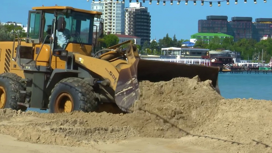 В Анапе приступили к разборке защитного вала на пляжах