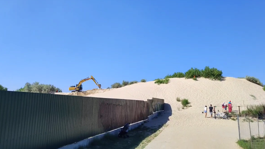 В Анапе продолжают уничтожать песчаные дюны