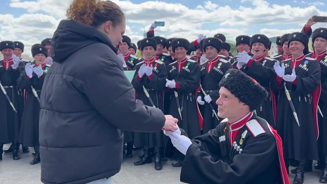 Кубанский казак сделал предложение руки и сердца своей невесте после Парада Победы в Москве