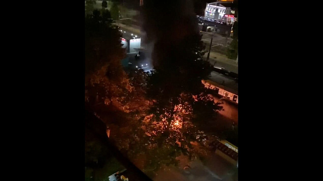 В Краснодаре ночью на рынке произошел пожар